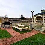Rodeway Inn & Suites 